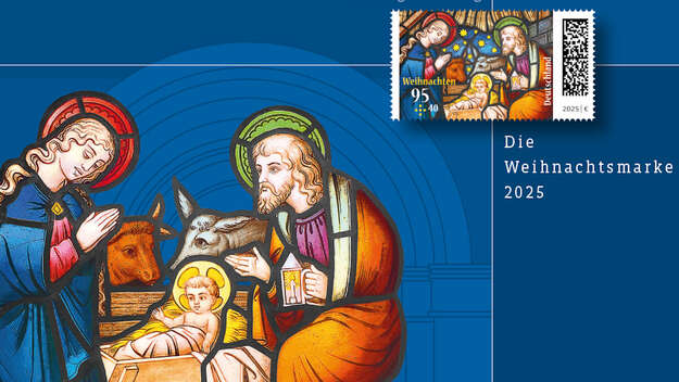 Motiv der Weihnachtsmarke 2025: Ein Kirchenfenster zeigt die Geburt Jesu im Stall bei Bethelehem