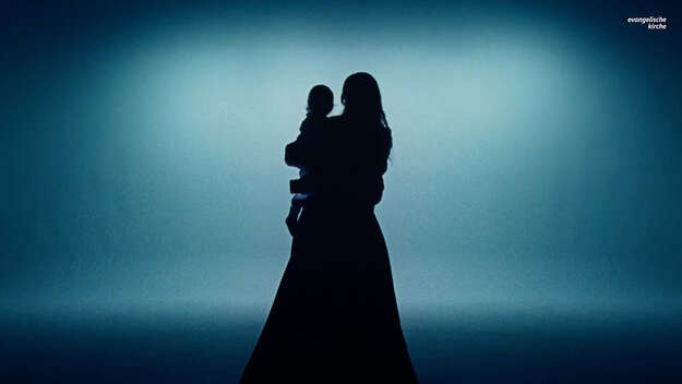 Weihnachtsfilm 2025 #JauchzetFrohlocket: Person mit Kind