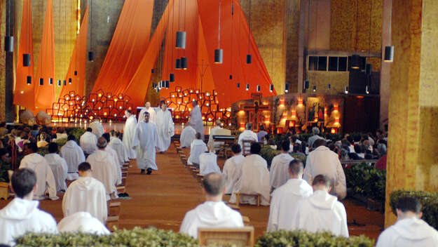 Brüder der ökumenischen Ordensgemeinschaft von Taizé in Frankreich kommen am 14.07.06 zum Mittagsgebet mit den Besuchern in der Kirche der Gemeinschaft zusammen.