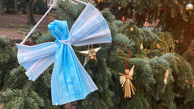 Ein gebastelter Engel aus Mund-Nasen-Schutz Masken an einem Nadelbaum in Berlin