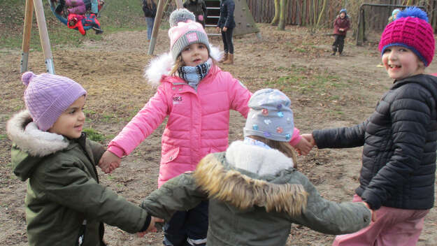 Kinder spielen im Freien Kreisspiele