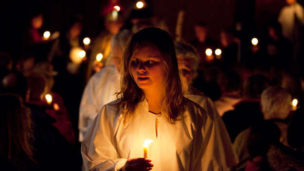 Beim Abschluss des Labeser Krippenspieles zieht der Engelschor aus der Kirche