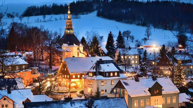 Die alte Bergkirche im Spielzeugdorf Seiffen im Erzgebirge.