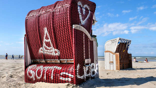 Strandkorb mit der Aufschrift „Gott = Liebe'