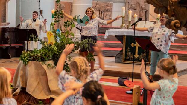 Kinder bei einem Einschulungsgottesdienst