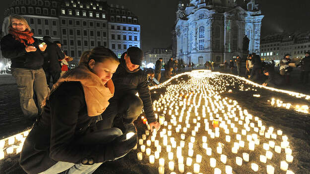 Mit einer Menschenkette um die Altstadt haben rund 13.000 Dresdner am Montagabend (13.02.2012) ein Zeichen gegen Rechtsextremismus und Gewalt gesetzt (Foto vor der Frauenkirche).