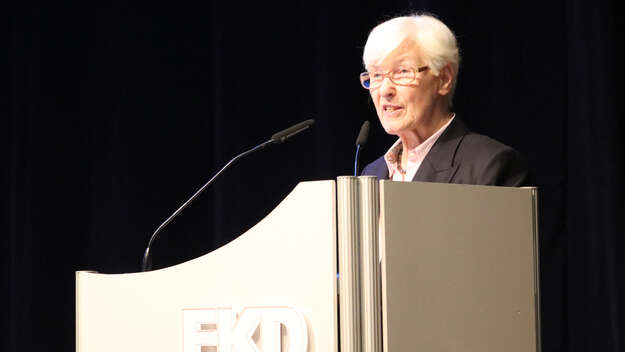 Präses Irmgard Schwaetzer hält den Präsdiumsbericht auf der EKD Synode 2019