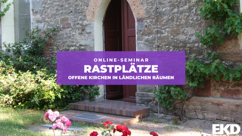 Eingang einer Feldsteinkirche. Darum ein Garten mit Blumen. Darauf Text: Online-Seminar