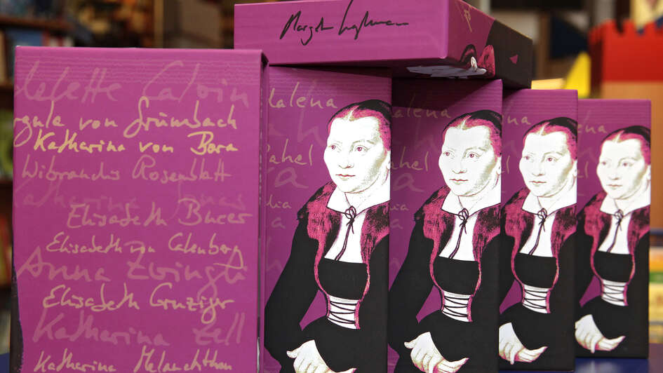 Der pinkfarbene Schmuckschuber der Lutherbibel-Ausgabe von Margot Käßmann zeigt Katharina Bora Der pinkfarbene Schmuckschuber der Lutherbibel-Ausgabe von Margot Käßmann zeigt Katharina Bora