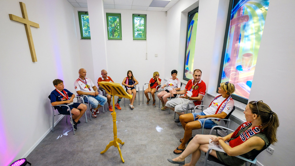 Der christliche Fanclub „Holy Bulls“ in der Stadionkapelle