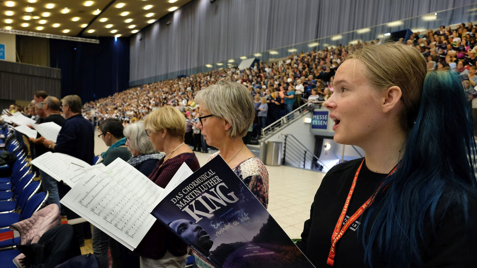 Chorsängerinnen bei der Probe in der Grugahalle Essen