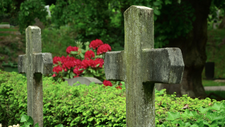 Friedhof mit Kreuz Grabsteinen