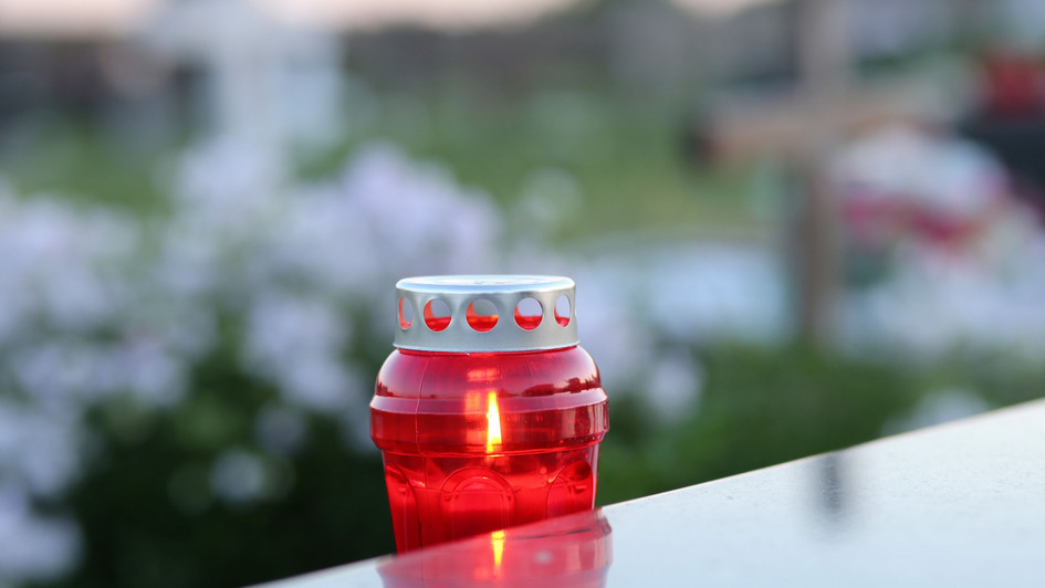 Kerze auf einem Grabstein Kerze auf einem Grabstein