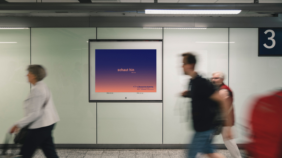 Das Kampagnenmotiv für den 3. Ökumenischen Kirchentag als Plakat in einem Fußgängertunnel