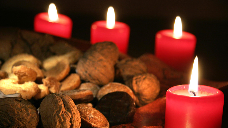 Adventskalender mit vier roten Kerzen