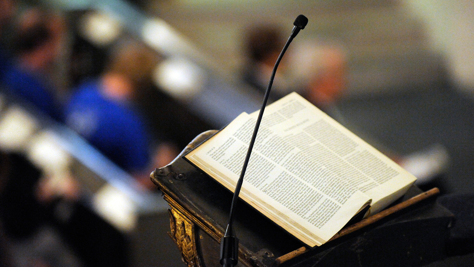 Aufgeschlagene Bibel auf der Kanzel der evangelischen Stadtkirche St. Marien in Wittenberg.