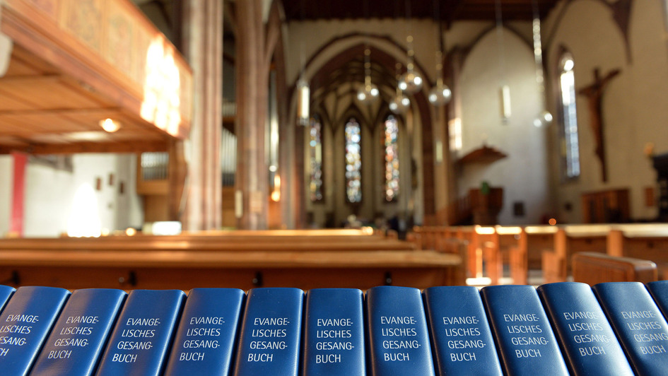 Evangelische Gesangbücher in der Leonardskirche in Stuttgart