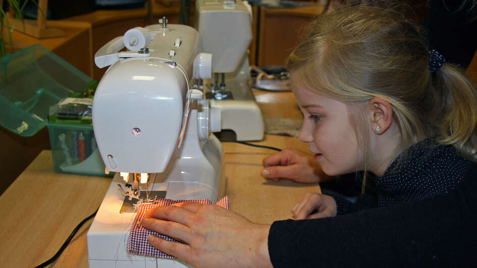 Schülerin der Schule 'Dr. Eckart Schwerin' im Nähworkshop