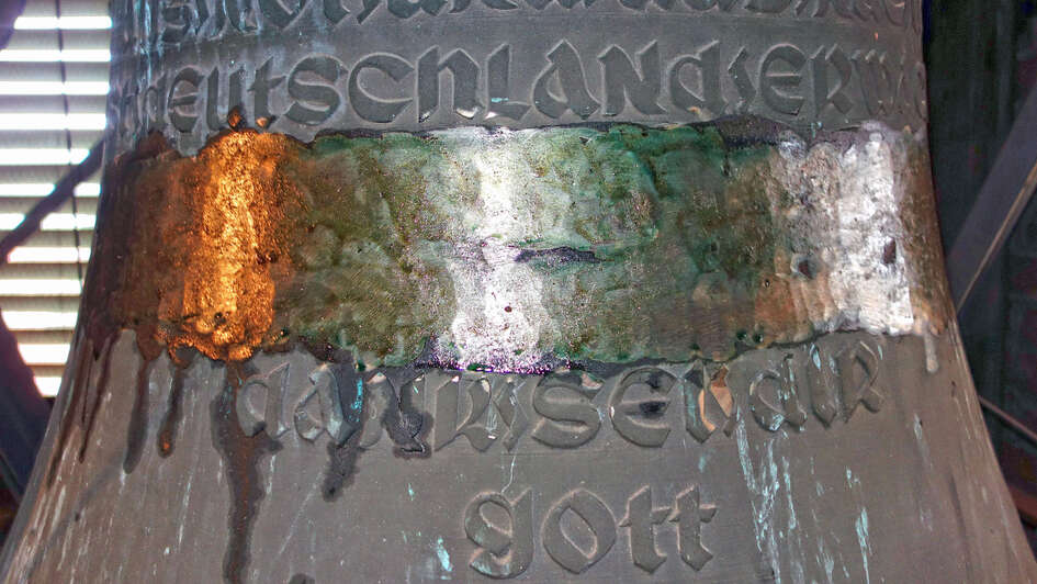 Die Kirchenglocke der evangelischen Kapellengemeinde von Schweringen, bei der Unbekannte das Hakenkreuz und einen Teil der NS-Inschrift entfernt haben Die Kirchenglocke der evangelischen Kapellengemeinde von Schweringen, bei der Unbekannte das Hakenkreuz und einen Teil der NS-Inschrift entfernt haben