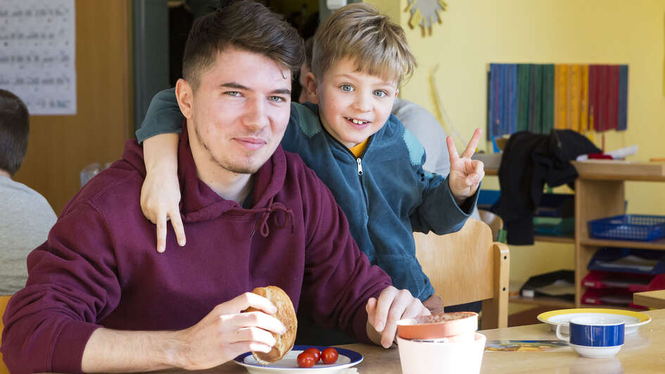 Jugendlicher und Kind aus der Martinschule Greifswald