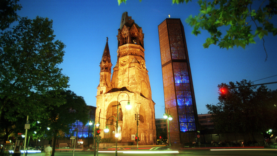 Die Berliner Kaiser-Wilhelm-Gedächtniskirche am Breitscheidplatz bei Abenddämmerung