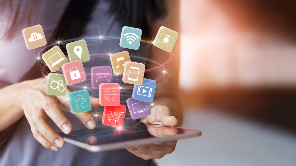 Icons für unterschiedliche medien tanzen über einem Tablet, das eine Frau in Händen hält