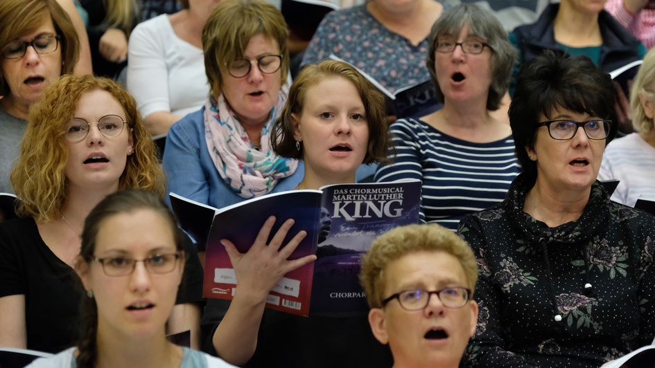 Sängerinnen udn Sänger bei der ersten Probe zum Musical  „Martin Luther King“