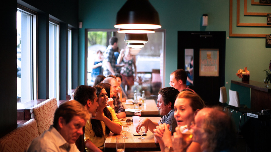 Gruppe von Menschen im Restaurant