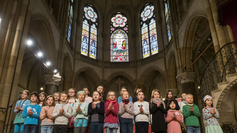 Schulkinder bei der Feierlichkeit zu 25 Jahre Schulstiftung in der EKD