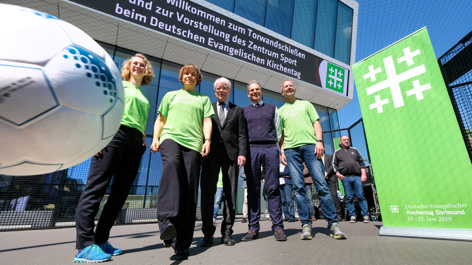 Pressekonferenz vor dem Deutschen Fussballmuseum: Präses Annette Kurschus und Reinhard Rauball, Präsident von Borussia Dortmund stellen das Zentrum Sport auf dem Kirchentag vor