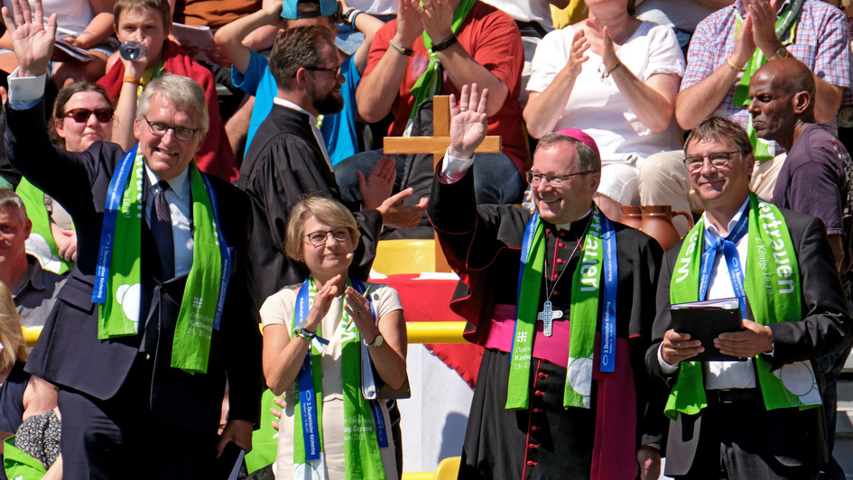 Der katholische Präsident des Ökumenischen Kirchjentags 2021 in Frankfurt/M., Thomas Sternberg, die evangelische Präsidentin Bettina Limperg, der katholische Bischof von Limburg, Georg Bätzing und Kirchenpräsident Volker Jung laden beim Abschlussgottesdie