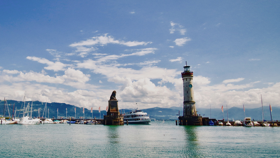 Blick auf den Hafeneingang mit Leuchtturm von Lindau im Bodensee