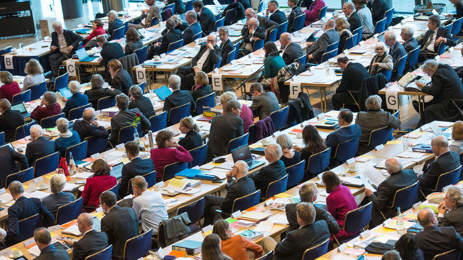 Blick in die Reihen der EKD-Synodentagung 2019 in Dresden