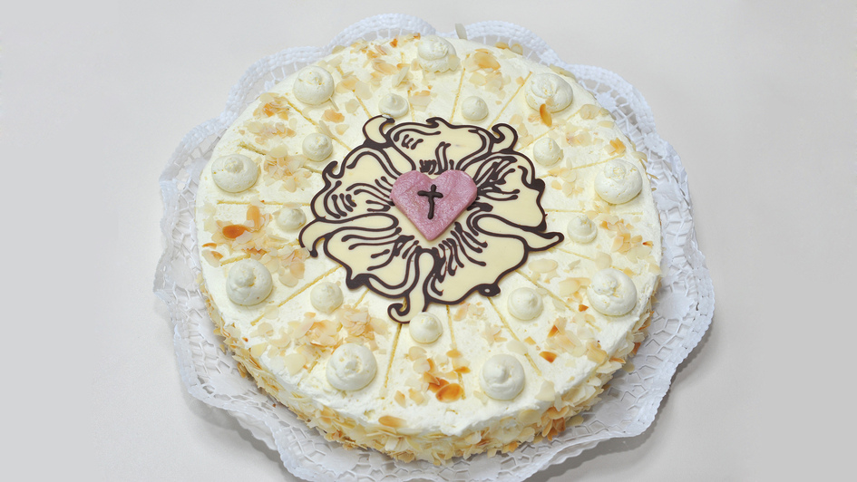 Cremetorte mit Lutherrose