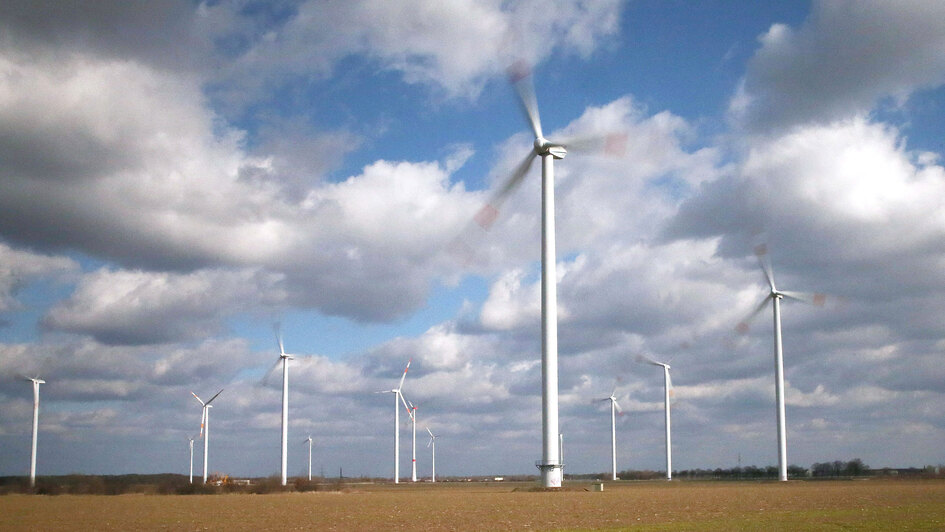 Windräder auf einem Feld