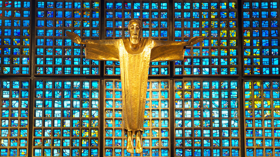 Christusfigur über dem Altar in der Kaiser-Wilhelm-Gedächtniskirche auf dem Breitscheidplatz in Berlin