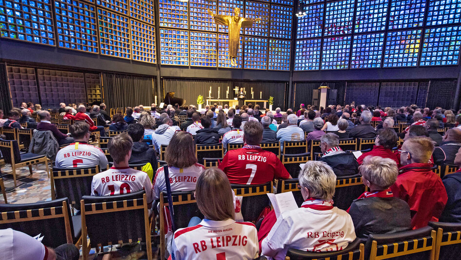 Fußball-Fans im Gottesdienst in der Kaiser-Wilhelm-Gedächtniskirche (Archivbild)