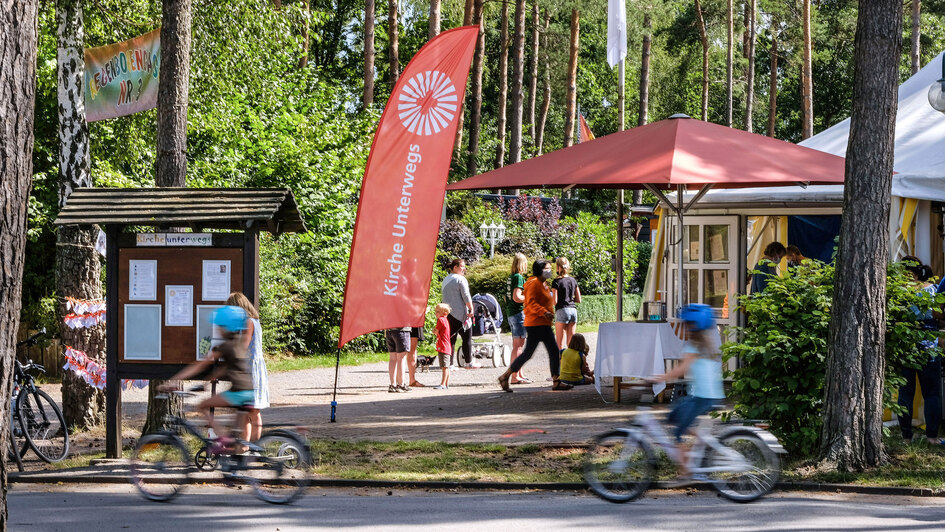 Kirche unterwegs auf einem Campingplatz (Archivbild)