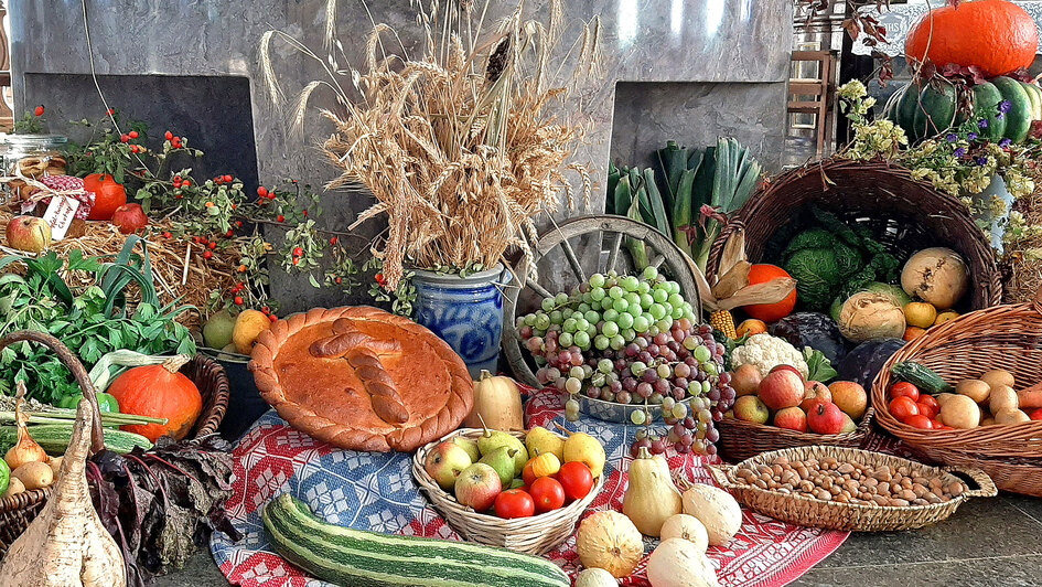 Geschmückter Altar zum Erntedankfest