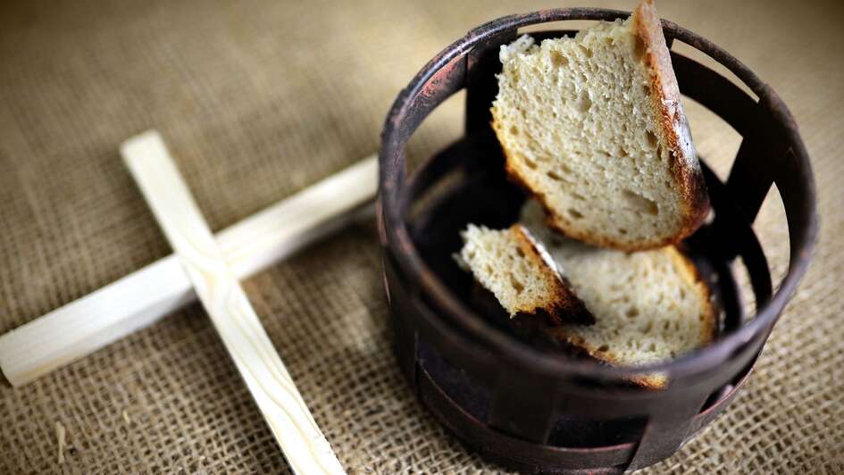 Ein Kreuz und eine Schale mit Weißbrot