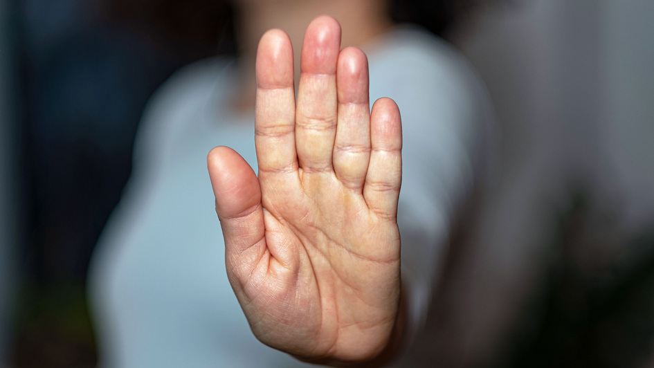 Abweisende Hand einer Frau