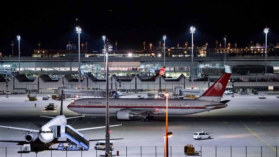 Sammelabschiebung am Flughafen