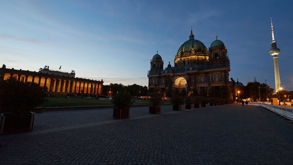 Der unbeleuchtet Lustgarten mit dem fast unbeleuchteten Alten Museum (links) und dem fast unbeleuchtete Berliner Dom