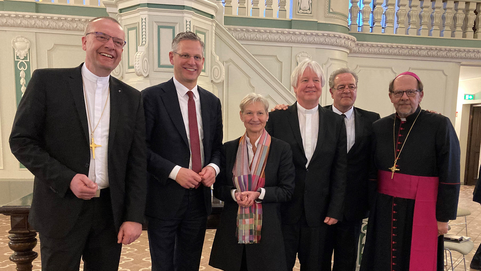 Die EKD-Ratsvorsitzende Bischöfin Kirsten Fehrs segnet im Festgottesdienst in der Französischen Friedrichstadtkirche in Berlin Bischof Thomas Adomeit als neuen Beauftragten des Rates der EKD für die Evangelische Seelsorge in der Bundespolizei