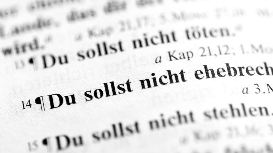 Ausschnitt der Zehn Gebote in der Bibel (2. Mose 20)