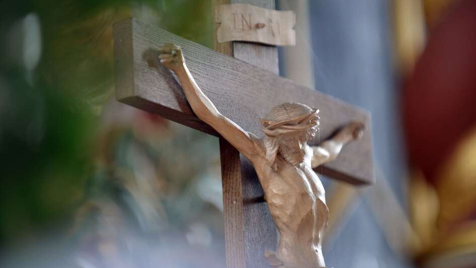 Kruzifix/Altarkreuz in einer Kirche