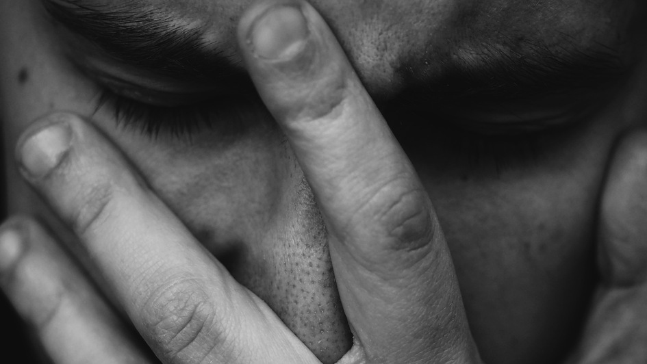 Symboldbild: Mensch hält sich verzweifelt die Hand vors Gesicht Symboldbild: Mensch hält sich verzweifelt die Hand vors Gesicht