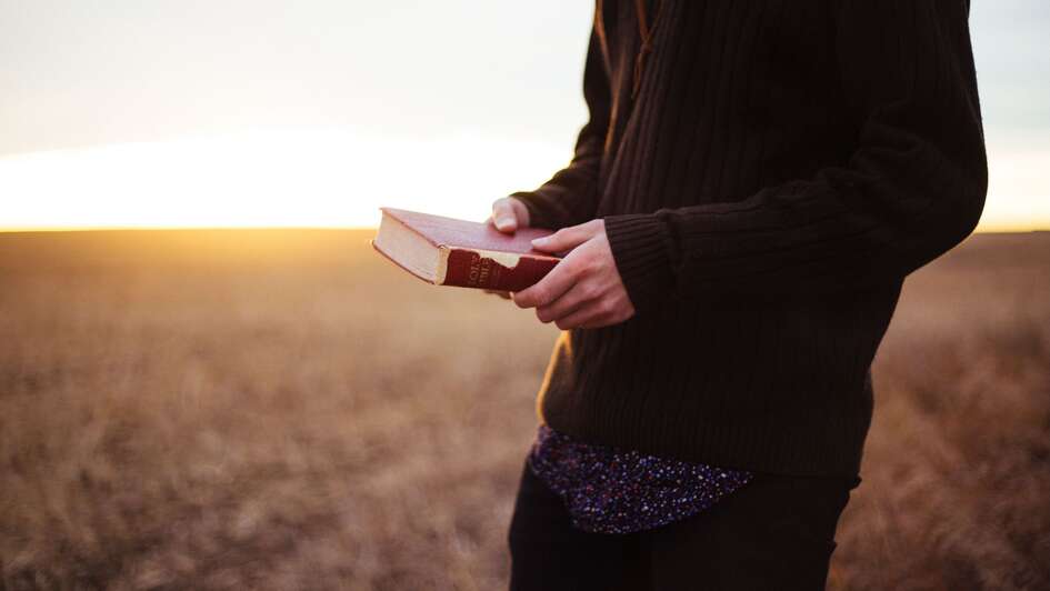 Ein Mann hält ein Buch in der Hand