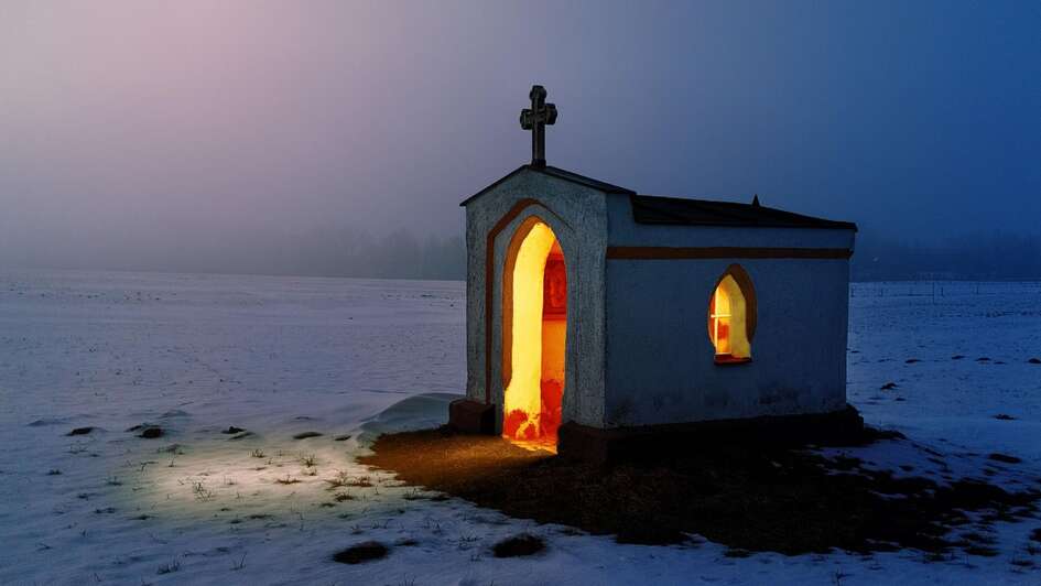 mit kerzen erleuchtete kapelle im winter mit kerzen erleuchtete kapelle im winter