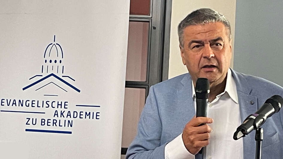 Marwan Khoury, Mitgründer der Syrischen Demokratischen Allianz, bei einem Vortrag in der Evangelischen Akademie in Berlin